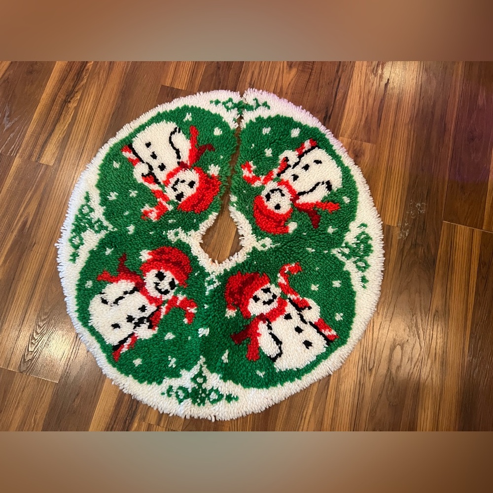 Vintage Latch Hook Rug Handmade Christmas Tree Skirt Snowman 32 in diameter